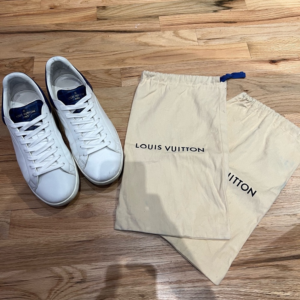Louis Vuitton Luxembourg size 8.5 LV - 9.5 US.
Very good pre-owned condition.